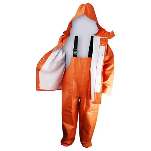 Traje Black Bear Alta Mar Laks, un traje protector contra la lluvia de color naranja que cuenta con capucha, solapa frontal abierta y tirantes incorporados. Inspirado en los diseños de Alta Mar, se exhibe sobre un maniquí invisible para resaltar su grosor y sus cualidades de protección contra la intemperie.