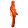 Una persona está de pie mirando hacia la izquierda vestida con el Traje Black Bear Alta Mar Laks, un traje impermeable de color naranja con capucha diseñado para protegerse de los elementos. La tela brillante e impermeable la cubre por completo y actúa como una capa protectora contra las duras condiciones climáticas. El fondo blanco acentúa cada detalle del atuendo.