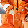 Observa este collage en primer plano del impermeable Traje Black Bear Alta Mar Laks que incluye cuatro imágenes: un puño elástico con forro blanco, un botón a presión que se abrocha, una vista posterior de la capucha y una vista frontal que muestra los botones a presión. Perfecto para aventurarse en Alta Mar, combina a la perfección estilo y funcionalidad.