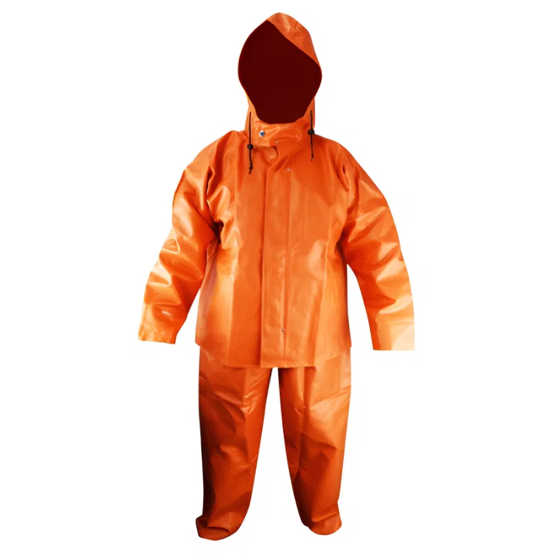 El traje de lluvia Traje Black Bear Alta Mar Laks, con capucha, mangas largas y pantalones largos en un color naranja vibrante, es ideal para las condiciones climáticas de Alta Mar. Presentado sobre un fondo blanco liso, resalta su material impermeable y su diseño pensado para brindar protección contra la lluvia.