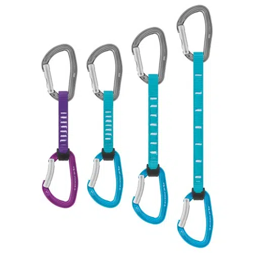 Cuatro cintas exprés Cinta Express Petzl Djinn Axess están dispuestas en fila desde la más corta a la más larga. La cinta exprés más corta tiene una cinta violeta, mientras que las tres restantes tienen cintas azules. Cada una incluye dos mosquetones robustos unidos por una cinta duradera, lo que las hace ideales para escalar.