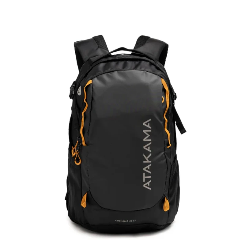 La Mochila Atakama Outdoor Cochamó 25L es una mochila negra y gris con detalles en naranja brillante y la palabra "ATAKAMA" en el frente. Tiene correas de hombro ajustables, múltiples compartimentos con cierre y un bolsillo lateral, ideal para aventuras.
