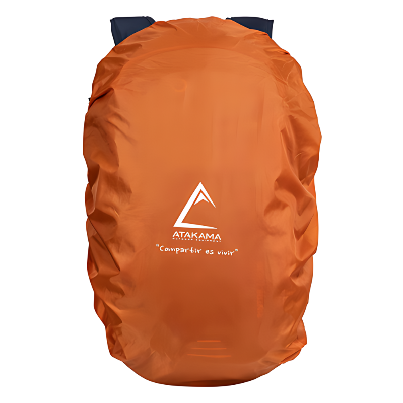 La Mochila Hidratación Atakama Outdoor Pintor 15L, envuelta en una funda protectora contra la lluvia, presenta de forma destacada el icónico logotipo estilizado de la montaña. Diseñado para aventureros, su sistema de hidratación captura la esencia del eslogan “Compartir es vivir”.