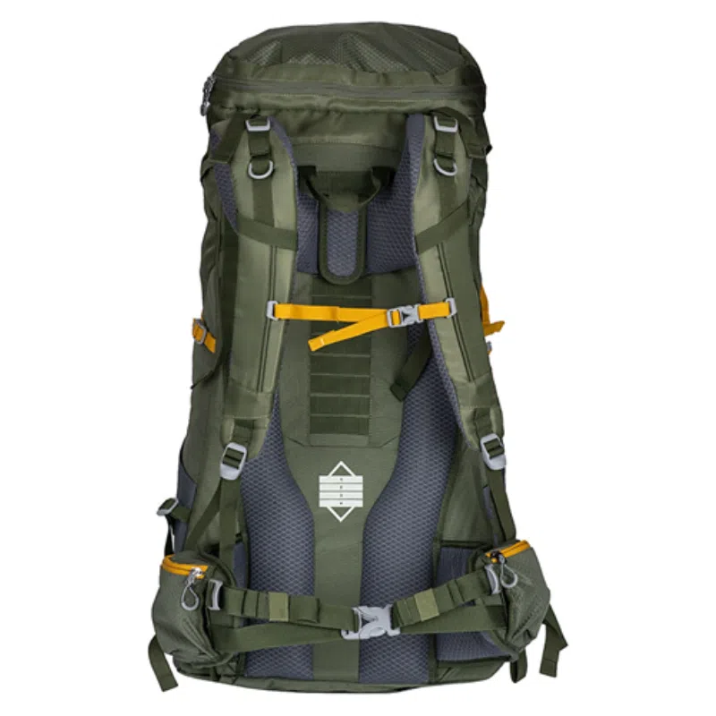 La Mochila Atakama Outdoor Torres del Paine 60+10L es una mochila de senderismo verde equipada con varios compartimentos, correas amarillas y hebillas ajustables. Incluye una espalda acolchada para mayor comodidad y muestra un logotipo en el frente de manera destacada, lo que la hace ideal para tu próxima aventura.