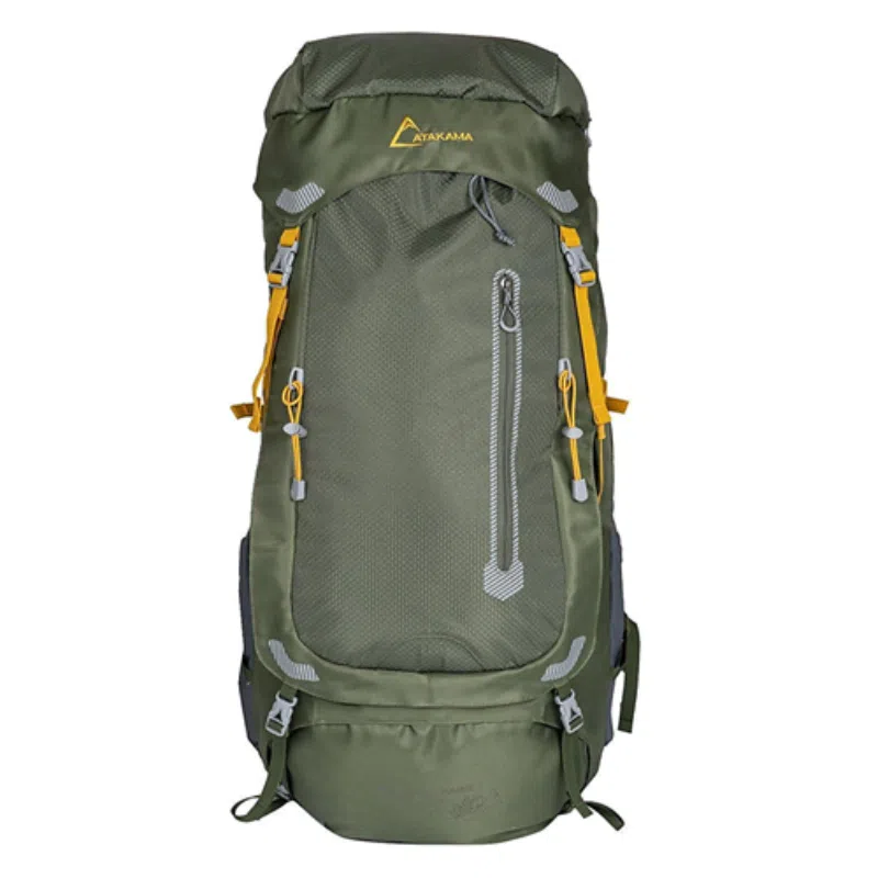 La mochila de senderismo verde con la etiqueta Mochila Atakama Outdoor Torres del Paine 60+10L, que se exhibe sobre un fondo blanco liso, cuenta con múltiples compartimentos y tiradores de cremallera amarillos. Presenta líneas de acento grises, el logotipo de la marca "Ayakama" ubicado cerca de la parte superior y correas ajustables con hebillas para un ajuste seguro.
