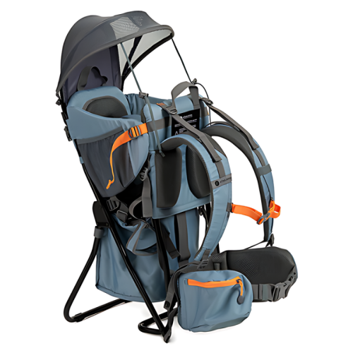 La Mochila Portabebé Atakama Outdoor Leonera es una mochila portabebé azul y gris con detalles en naranja, que cuenta con correas ajustables, un asiento acolchado para el niño, un toldo para protección solar, un compartimento de almacenamiento con cremallera en el cinturón y un marco de metal resistente con un pie de apoyo para estabilidad.