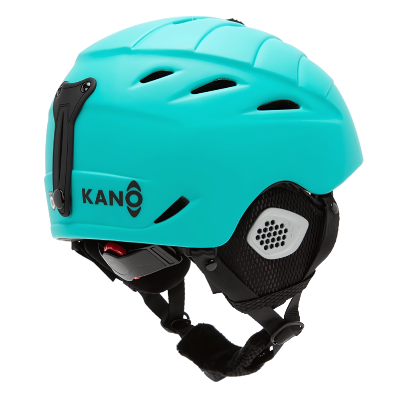 El casco para nieve Aqua Niños Kano, un casco de esquí de color turquesa, presenta detalles en negro y gris, ranuras de ventilación y una correa ajustable para la barbilla. El nombre de la marca "KANO" se muestra de forma destacada en el lateral.