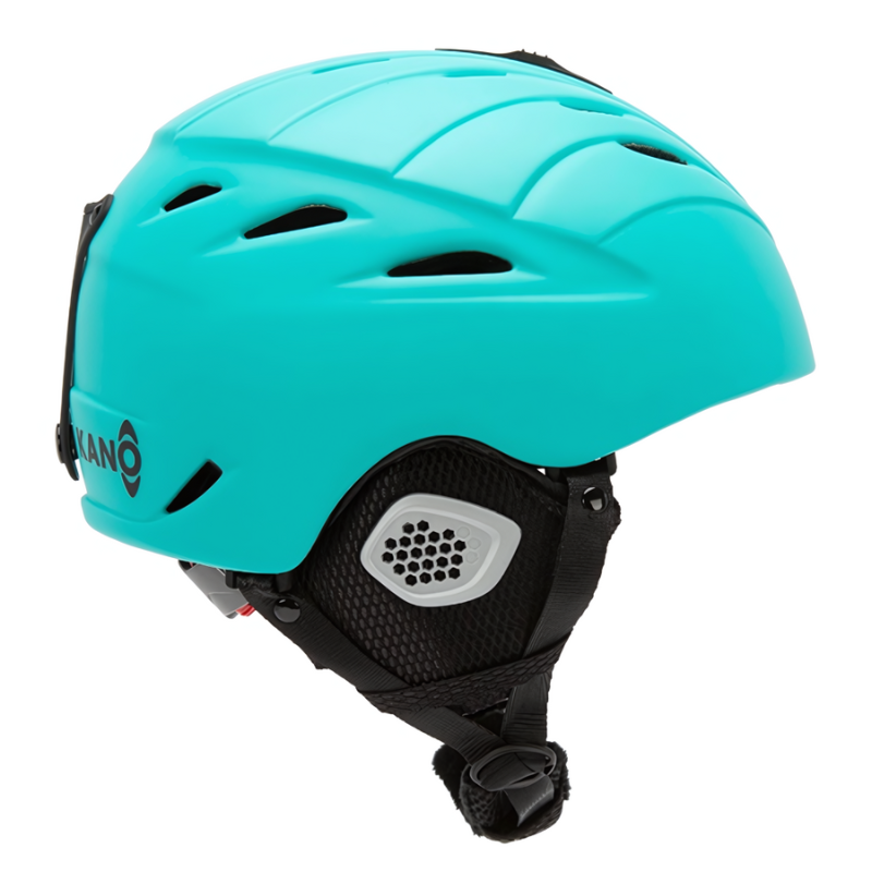 El Casco para Nieve Aqua Niños Kano es un casco turquesa perfecto para actividades deportivas, con ranuras de ventilación, correa negra ajustable con hebilla y protectores de orejas acolchados negros y grises integrados con paneles de malla. El logotipo y el nombre de la marca se muestran de forma destacada en el lado posterior izquierdo del casco.