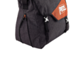 Primer plano de una mochila Petzl gris, perfecta como Bolso para Cuerda Petzl KAB para escalar cuerdas en un rocódromo, con correas negras y un detalle naranja con el logotipo de Petzl. El diseño incluye una cremallera lateral y cierres de hebilla en la solapa.