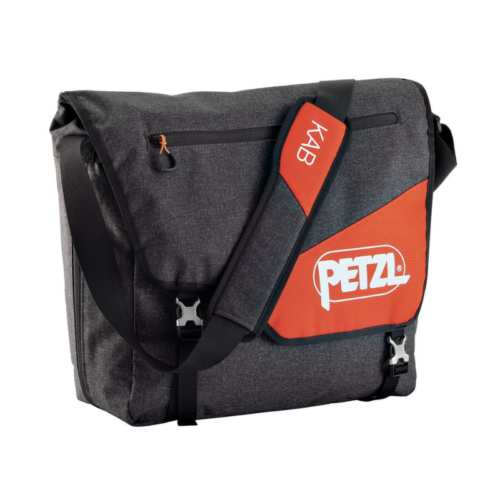 Bolso bandolera Petzl KAB de color gris con detalles en naranja, diseñado para transportar material de escalada y herramientas de trabajo. Cuenta con una correa ajustable y acolchada para mayor comodidad, cierre de hebilla segura y un bolsillo frontal con cierre. Ideal para profesionales que buscan una opción robusta y práctica para organizar su equipo.