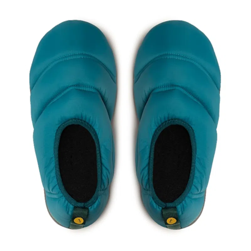 Vista superior de un par de pantuflas térmicas Atakama Outdoor Futaleufú en color verde azulado con diseño acolchado, interiores negros y pequeñas tiras de lazo de color verde amarillento en la parte posterior. Experimente una calidez incomparable con la espuma Nu-B en estas pantuflas.
