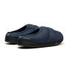Las Pantuflas Térmicas Atakama Outdoor Tortel Nu-B Foam se presentan como un par de pantuflas sin cordones de color azul marino con un diseño acolchado y suelas negras. La marca "Atakama" y el modelo "Tortel" se muestran en la parte posterior y en el lateral, incorporando espuma Nu-B para una mayor comodidad. Ideales para descansar cómodamente en interiores o para realizar breves excursiones al aire libre.