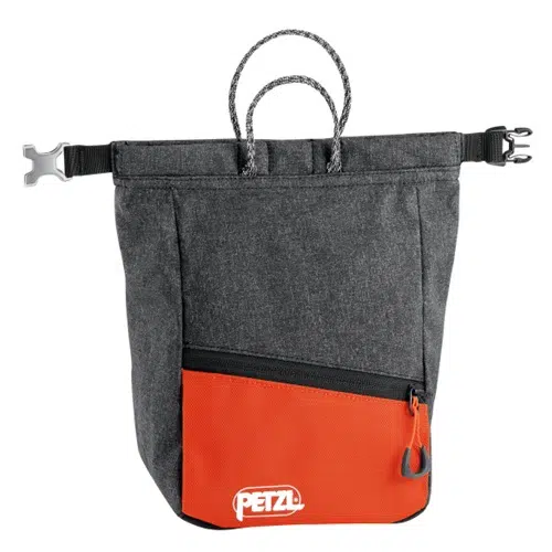 La bolsa de escalada Petzl para Magnesio Sakab, disponible en gris y naranja, está diseñada con un bolsillo con cremallera y dos correas ajustables. Cuenta con un cierre de cordón en la parte superior e incluye un asa, con el logotipo de Petzl destacado en la parte delantera.