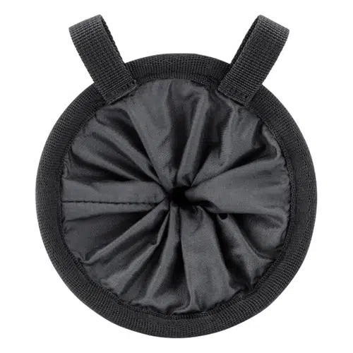 La Bolsa Petzl para Magnesio Bandi es una bolsa circular, de color negro, con cordón que presenta dos correas cortas a lo largo del borde superior y su tela duradera y suave se ajusta de forma segura en el centro con el cordón.