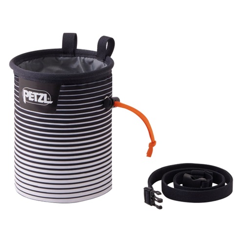 La Bolsa Petzl para Magnesio Bandi presenta rayas horizontales blancas y negras y un cierre con cordón naranja. Tiene dos presillas en la parte superior, un logotipo de Petzl y viene con un cinturón negro ajustable con una hebilla de plástico colocada al lado.