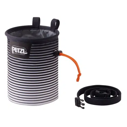 La Bolsa Petzl para Magnesio Bandi presenta rayas horizontales blancas y negras y un cierre con cordón naranja. Tiene dos presillas en la parte superior, un logotipo de Petzl y viene con un cinturón negro ajustable con una hebilla de plástico colocada al lado.