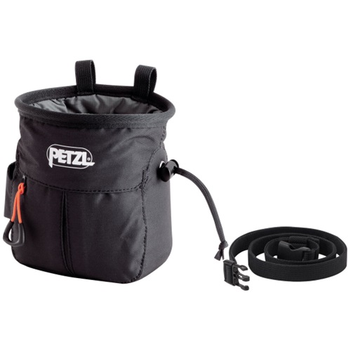 Bolsa Petzl para magnesio Sakapoche de color negro, con cierre de cordón, dos pequeñas trabillas negras en la parte superior, tirador naranja y bolsillo exterior con cremallera. Incluye cinturón ajustable con hebilla de plástico.