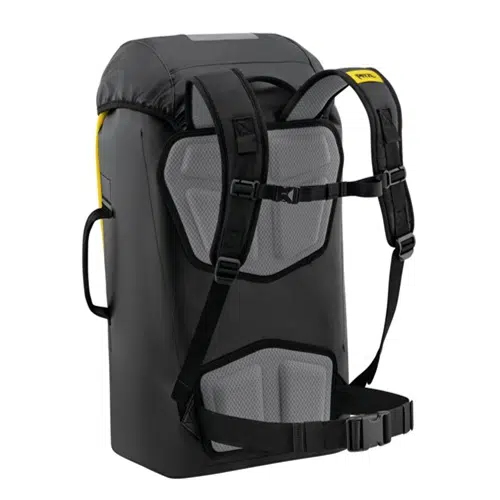La Mochila Petzl Transport 2024 está diseñada en negro y amarillo, con correas acolchadas y un panel posterior estructurado para mayor comodidad. Viene con asas laterales y un cierre de solapa superior, lo que la hace ideal para transportar objetos pesados o voluminosos.