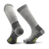 Un par de calcetines grises gruesos hasta la rodilla, los Calcetín Teko EcoExpedition Extra Heavy Full Cushion 5.0, que cuentan con áreas de talón y puntera reforzadas. Presentan secciones de color gris oscuro en el tobillo, el talón y la puntera con pequeños detalles verdes cerca de la suela y el borde superior.