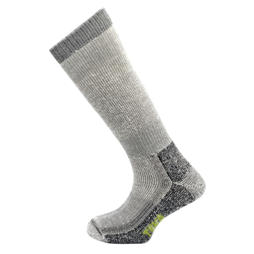 Se muestra un único calcetín gris y negro Teko EcoExpedition Extra Heavy Full Cushion 5.0 sobre un fondo blanco liso. El calcetín presenta una zona de la puntera y el talón reforzada, así como un logotipo verde en el arco. La tela parece texturizada y es adecuada para usar al aire libre o en climas fríos.