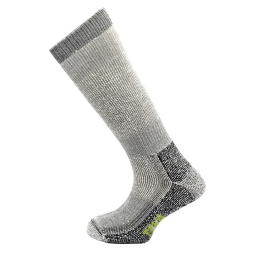 Se muestra un único calcetín gris y negro Teko EcoExpedition Extra Heavy Full Cushion 5.0 sobre un fondo blanco liso. El calcetín presenta una zona de la puntera y el talón reforzada, así como un logotipo verde en el arco. La tela parece texturizada y es adecuada para usar al aire libre o en climas fríos.