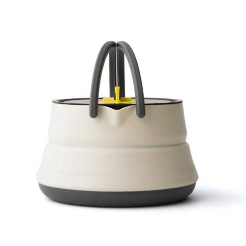La tetera plegable Sea To Summit Ultralight Frontier es una tetera plegable moderna que cuenta con un cuerpo de silicona beige estilo acordeón con una base y un asa negros. El asa se arquea elegantemente al unirse en la parte superior. Para realzar su elegancia funcional, cuenta con un pico amarillo con una base negra, integrado a la perfección en el diseño. Esta encantadora tetera se presenta sobre un fondo blanco impecable.