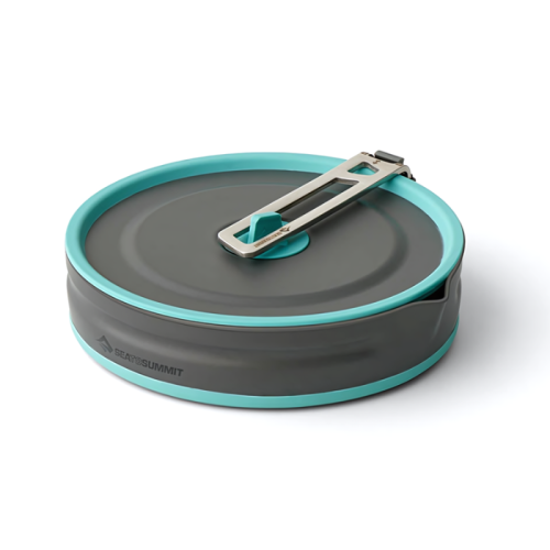 La Olla Plegable Sea To Summit Frontier 1.3L es una olla para acampar plegable en gris y turquesa, que cuenta con un asa plegable que descansa cuidadosamente sobre la tapa, lo que la hace ideal para aventuras de cocina al aire libre.