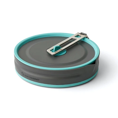 La Olla Plegable Sea To Summit Frontier 1.3L es una olla para acampar plegable en gris y turquesa, que cuenta con un asa plegable que descansa cuidadosamente sobre la tapa, lo que la hace ideal para aventuras de cocina al aire libre.