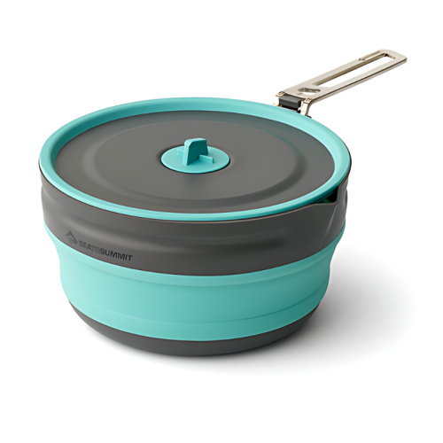 La olla plegable Sea To Summit Frontier de 1,3 l es una olla plegable de silicona para acampar en verde azulado y gris, que cuenta con una tapa y un asa de metal plegable. Diseñada para un almacenamiento compacto, muestra de forma destacada el nombre de la marca "Sea to Summit" en el lateral.
