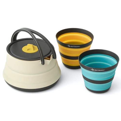 Imagen del juego de cocina de 3 piezas Sea To Summit Frontier, que incluye una tetera para acampar con cuerpo blanco, asas grises y tapa negra, junto con dos tazas plegables. Las tazas tienen rayas: una es azul con rayas negras y la otra es amarilla con rayas negras. Todos los artículos muestran el logotipo de Sea to Summit.