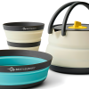 Explora el elegante y contemporáneo juego de cocina de 3 piezas Sea To Summit Frontier, ideal para una persona. Este juego de utensilios de cocina plegables para acampar incluye un tazón azul, una tetera beige y negra con una tapa amarilla vibrante y una taza beige. Cada artículo está diseñado para ser compacto para un fácil almacenamiento.
