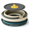 El juego de cocina de 3 piezas Sea To Summit Frontier incluye una olla plegable para acampar con tapa que cuenta con un asa amarilla y está diseñada con capas en gris, beige y azul. Presenta de manera destacada el logotipo de "Sea to Summit", perfecto para uso individual.