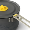 Presentamos la olla Sea To Summit Ultralight Frontier, una olla gris que incluye un asa amarilla y un innovador mecanismo de bloqueo. Esta olla duradera cuenta con un asa de metal firmemente sujeta con instrucciones de seguridad impresas en el costado, lo que la convierte en una opción ideal para cualquier proyecto culinario.