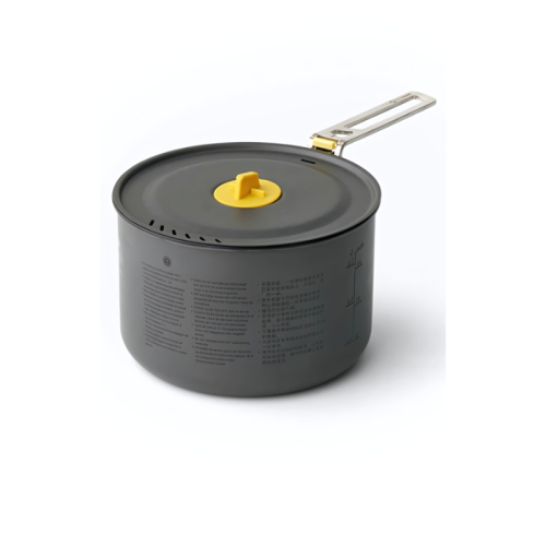 Se muestra una olla para cocinar Olla Sea To Summit Ultralight Frontier. La olla negra, con un asa de tapa amarilla y un asa de transporte de metal, también tiene marcas de medición e instrucciones impresas en el costado. El asa de transporte se extiende horizontalmente desde la tapa. El fondo es blanco.