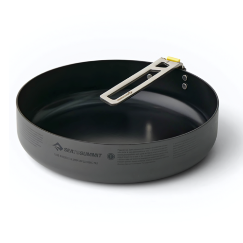 El Sartén Sea To Summit Ultralight Frontier está elaborado por expertos con un acabado anodizado negro y cuenta con un asa plegable para un almacenamiento fácil y compacto. Su superficie suave y antiadherente y su marca distintiva lo convierten en el compañero perfecto para acampar, lo que resalta su herencia de diseño cuidadoso.