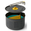 El juego de cocina de 3 piezas Sea To Summit Frontier de 1,3 l incluye una olla negra con una tapa parcialmente abierta que muestra un asa amarilla. En el interior, encontrará una herramienta de drenaje amarilla. La olla tiene marcas de medición en el lateral y el asa de metal plegable está ingeniosamente unida a la tapa.