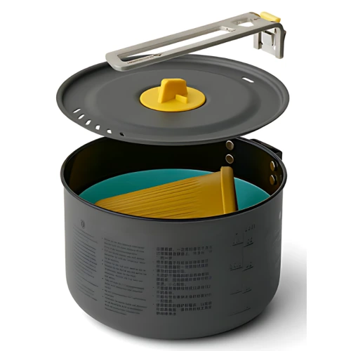 El juego de cocina de 3 piezas Sea To Summit Frontier de 1,3 l incluye una olla negra con una tapa parcialmente abierta que muestra un asa amarilla. En el interior, encontrará una herramienta de drenaje amarilla. La olla tiene marcas de medición en el lateral y el asa de metal plegable está ingeniosamente unida a la tapa.