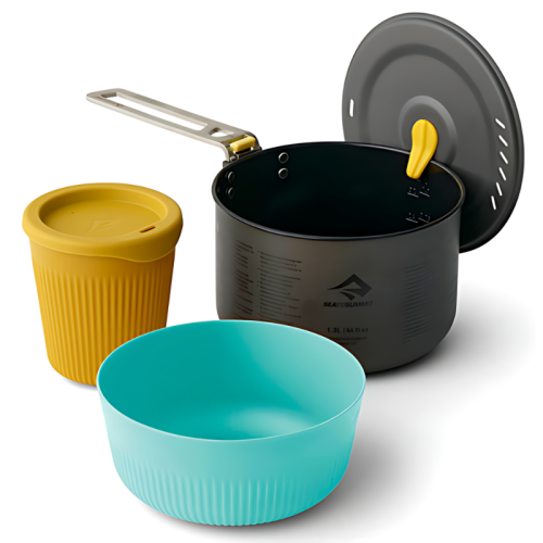 El juego de cocina de 3 piezas Sea To Summit Frontier de 1,3 l incluye una olla para acampar negra con tapa y asa plegable, acompañada de un recipiente con tapa amarilla, una pala amarilla y un bol azul. La olla tiene marcas de medición en el interior, lo que la hace perfecta para cocinar y guardar al aire libre.