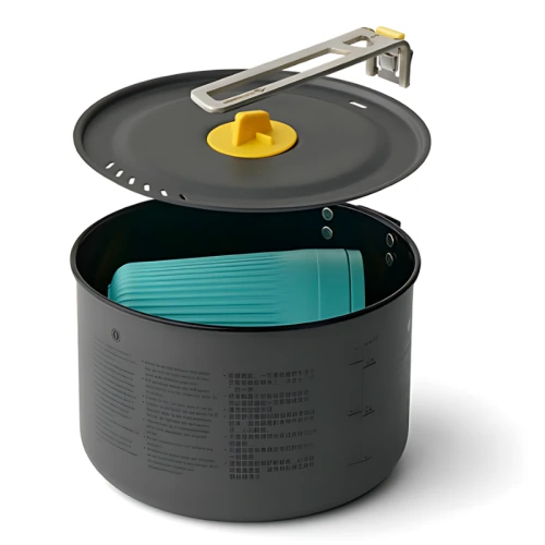 Una olla para acampar gris con la tapa abierta, parte del Set de Cocina 3pc Sea To Summit Frontier 2L, muestra un asa de metal plegable. En el interior, se ve una taza plegable de color verde azulado. El exterior está adornado con marcas de medición e instrucciones en texto pequeño.