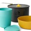 El juego de cocina de 3 piezas Sea To Summit Frontier de 2 l incluye una olla grande con tapa negra, una taza turquesa y un tazón amarillo con tapa a juego. Diseñado para uso al aire libre, este juego de utensilios de cocina de 2 l es perfecto para aventuras de campamento con su estética moderna y colorida.