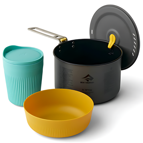 El juego de utensilios de cocina para acampar Sea To Summit Frontier de 2 litros de 3 piezas incluye una olla grande de color negro con asa y tapa, marcada con medidas y con la marca "Sea to Summit", junto con una taza de color turquesa que tiene un exterior estriado para mayor agarre y un recipiente amarillo.