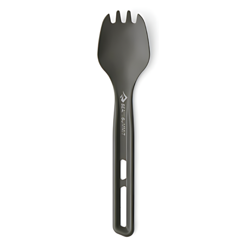 El Tenedor Sea to Summit Frontier es un tenedor-cuchara de titanio que combina las características de una cuchara y un tenedor, con un elegante acabado en gris oscuro. Su mango incluye dos cortes rectangulares para reducir el peso y el nombre de la marca "Sea to Summit Frontier" está grabado en el lateral.