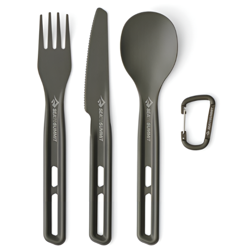 El juego de cocina de 3 piezas Sea To Summit Cubiertos Frontier es un juego de utensilios de plástico negro que incluye un tenedor, un cuchillo y una cuchara. Cada pieza tiene un mango hueco con el logotipo de "Sea to Summit" y viene con un pequeño mosquetón negro para transportarlo fácilmente.