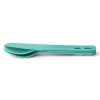 Un juego de cubiertos para acampar apilados en verde azulado, que incluye un tenedor, un cuchillo y una cuchara de Sea to Summit. Estos utensilios están diseñados para encajar de forma compacta, con el cuchillo en la parte superior, formando un conjunto elegante y práctico para llevarlos fácilmente durante sus aventuras al aire libre.