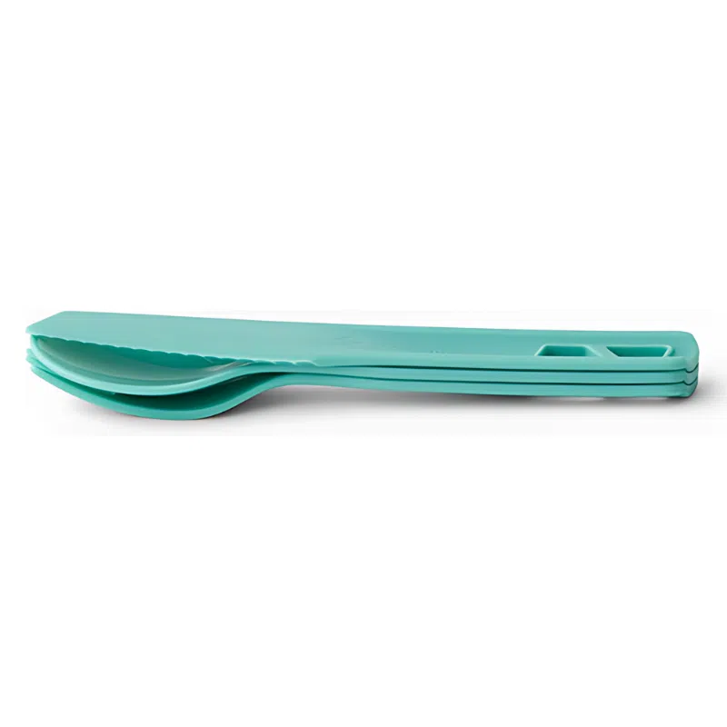 Un juego de cubiertos para acampar apilados en verde azulado, que incluye un tenedor, un cuchillo y una cuchara de Sea to Summit. Estos utensilios están diseñados para encajar de forma compacta, con el cuchillo en la parte superior, formando un conjunto elegante y práctico para llevarlos fácilmente durante sus aventuras al aire libre.