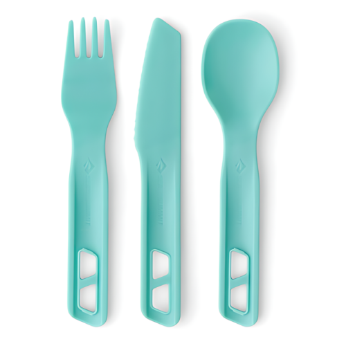 El juego de 3 piezas Sea To Summit Passage incluye cubiertos de plástico turquesa, que incluyen un tenedor, un cuchillo y una cuchara. Cada utensilio tiene un orificio rectangular distintivo en el diseño del mango, todos perfectamente dispuestos uno al lado del otro sobre un fondo blanco prístino.