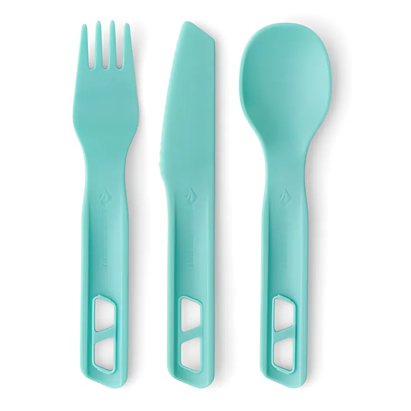 El juego de 3 piezas Sea To Summit Passage incluye cubiertos de plástico turquesa, que incluyen un tenedor, un cuchillo y una cuchara. Cada utensilio tiene un orificio rectangular distintivo en el diseño del mango, todos perfectamente dispuestos uno al lado del otro sobre un fondo blanco prístino.