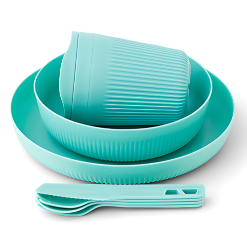 El juego de cocina de 7 piezas Sea To Summit Passage en turquesa incluye una pila de utensilios de cocina que incluye dos platos, un bol y una taza invertida. Este juego se complementa con los cubiertos a juego (un tenedor, un cuchillo y una cuchara) diseñados para mejorar su experiencia gastronómica con elegancia.