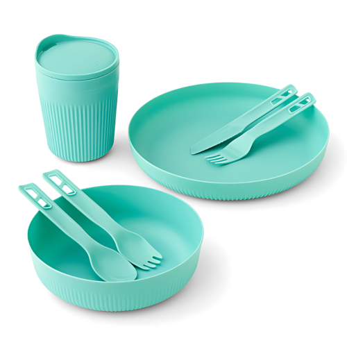 El vibrante Set de Cocina de 7 piezas Sea to Summit Passage en color turquesa, hecho de plástico duradero, incluye una taza con tapa, un plato grande, un tazón poco profundo y utensilios a juego (tenedor, cuchillo y cuchara). El tazón y la taza presentan una atractiva textura acanalada.