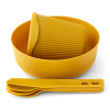 El juego de cocina de 6 piezas Sea To Summit Passage incluye utensilios de cocina de color amarillo vibrante, con un tazón grande con tapa convexa y cuatro utensilios elegantemente acanalados: cuchillo, tenedor, cuchara y espátula.